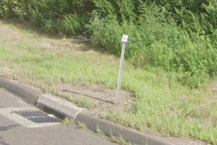 White diamond bollard (rotated)