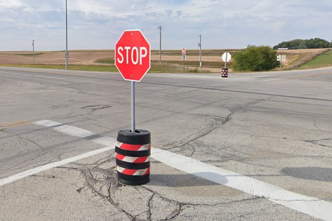 Black barrel divider with red/white stripes