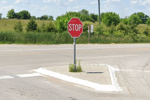 Triangle divider with a white curb