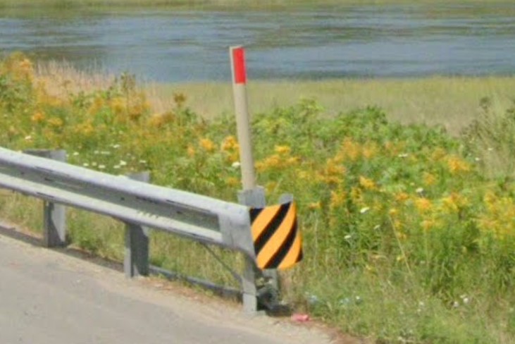 ME red bollard