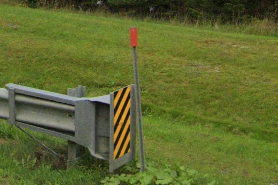 NH red bollards