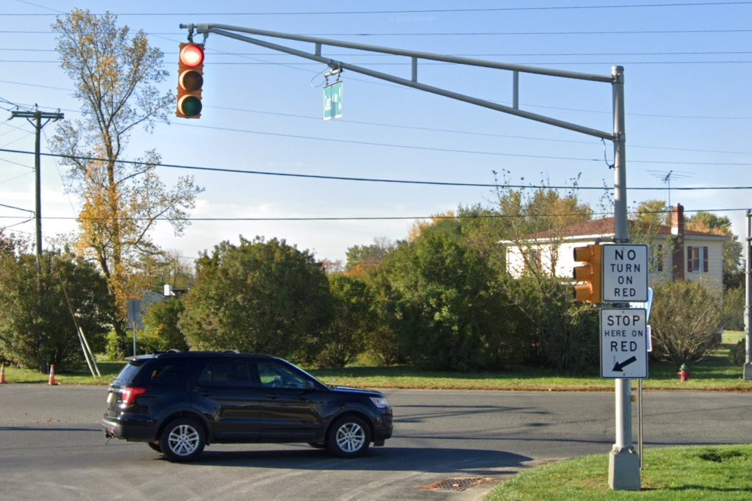Short arm pole and vertical light