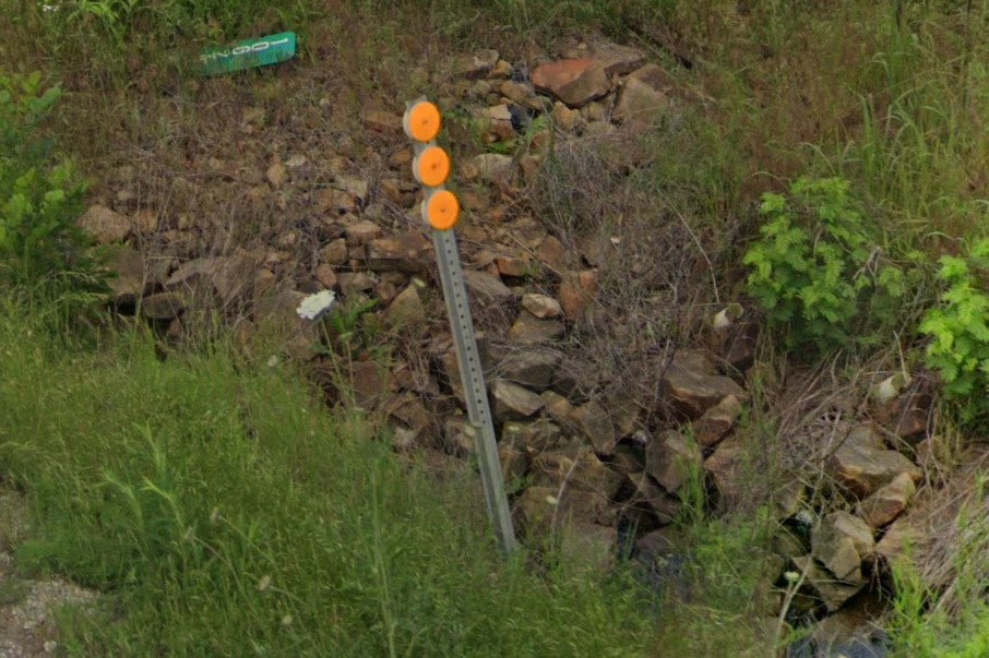 Three yellow circles mark drainage