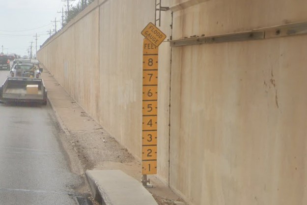 Flood level ruler